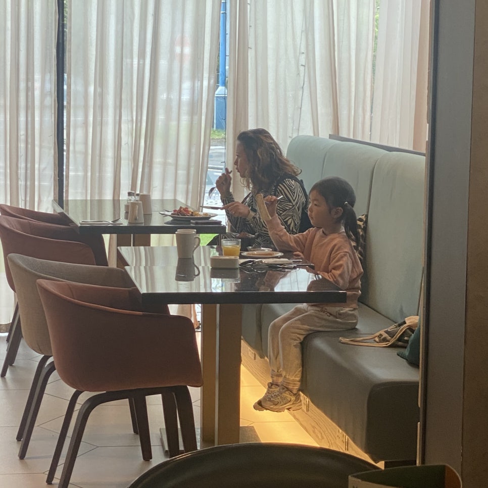 영국 일상 기록 17 (올리비아 초등학교 발표, 유튜브 개설, 브리스톨, 카디프 여행, 고마운 입국 학생들의 케임브릿지유학원 후기)